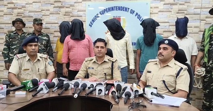 Jamshedpur police action : कदमा में हथियार के साथ पांच आरोपी गिरफ्तार, देसी कट्टा व कारतूस बरामद, देखिए – video Jamshedpur police action : कदमा में हथियार के साथ पांच आरोपी गिरफ्तार, देसी कट्टा व कारतूस बरामद, देखिए – video