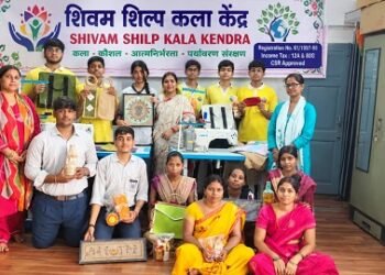 Jamshedpur ngo shivam shilp kala kendra : कदमा के जुस्को स्कूल की छात्राओं ने शिवम शिल्प कला केंद्र में सीखी आत्मनिर्भरता और समाजसेवा, हस्तनिर्मित वस्तुओं को बनाने की भी ली ट्रेनिंग Jamshedpur ngo shivam shilp kala kendra : कदमा के जुस्को स्कूल की छात्राओं ने शिवम शिल्प कला केंद्र में सीखी आत्मनिर्भरता और समाजसेवा, हस्तनिर्मित वस्तुओं को बनाने की भी ली ट्रेनिंग