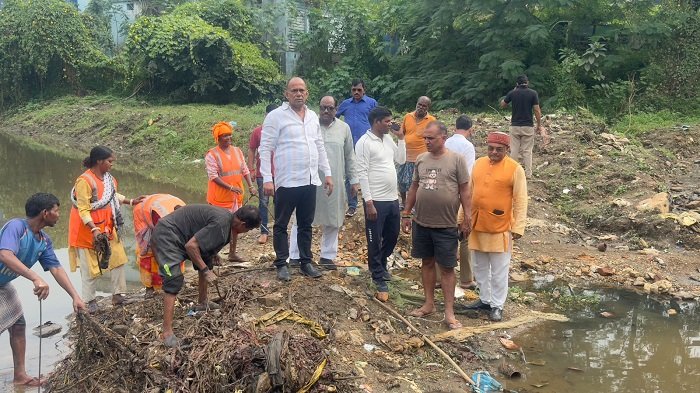Jamshedpur chhath : पारडीह छठ घाट की सफाई में जुटे जदयू कार्यकर्ता, जमशेदपुर के विधायक सरयू राय के निर्देश पर चला स्वच्छता अभियान Jamshedpur chhath : पारडीह छठ घाट की सफाई में जुटे जदयू कार्यकर्ता, जमशेदपुर के विधायक सरयू राय के निर्देश पर चला स्वच्छता अभियान