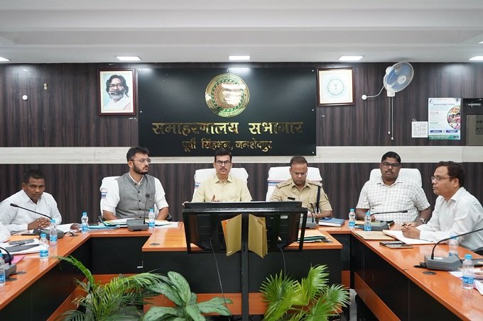Jamshedpur illegal mining : जमशेदपुर में खनन टास्क फोर्स की बैठक, खनिजों के अवैध उत्खनन एवं परिवहन को लेकर नियमित जांच अभियान चलाने का दिया गया निर्देश Jamshedpur illegal mining : जमशेदपुर में खनन टास्क फोर्स की बैठक, खनिजों के अवैध उत्खनन एवं परिवहन को लेकर नियमित जांच अभियान चलाने का दिया गया निर्देश