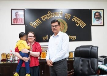 Jamshedpur administration good work : जमशेदपुर में जिला प्रशासन की पहल से अनाथ बच्चे को मिला परिवार का स्नेह और संरक्षण, उपायुक्त ने न्यूजीलैंड की सिंगल मदर को सौंपा बच्चा