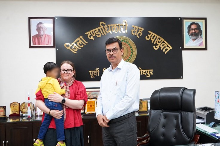 Jamshedpur administration good work : जमशेदपुर में जिला प्रशासन की पहल से अनाथ बच्चे को मिला परिवार का स्नेह और संरक्षण, उपायुक्त ने न्यूजीलैंड की सिंगल मदर को सौंपा बच्चा Jamshedpur administration good work : जमशेदपुर में जिला प्रशासन की पहल से अनाथ बच्चे को मिला परिवार का स्नेह और संरक्षण, उपायुक्त ने न्यूजीलैंड की सिंगल मदर को सौंपा बच्चा