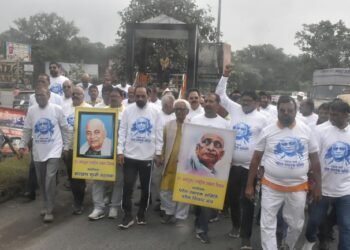 Jamshedpur sardar Vallabh bhai Jayanti : बिष्टुपुर खरकई पुल के पास पटेल स्मारक स्थल पर मनायी गयी सरदार वल्लभ भाई पटेल जी की जयंती, दी गयी श्रद्धांजलि Jamshedpur sardar Vallabh bhai Jayanti : बिष्टुपुर खरकई पुल के पास पटेल स्मारक स्थल पर मनायी गयी सरदार वल्लभ भाई पटेल जी की जयंती, दी गयी श्रद्धांजलि
