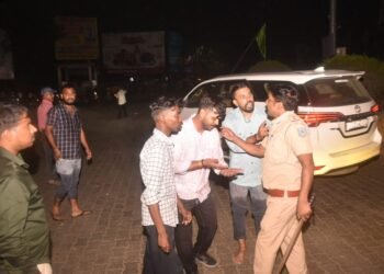 Jamshedpur clash during visarjan : मानगो पुल पर विसर्जन जुलूस के दौरान बवाल, दो पूजा कमेटी के लोग आपस में भिड़े, पुलिस ने भांजी लाठियां