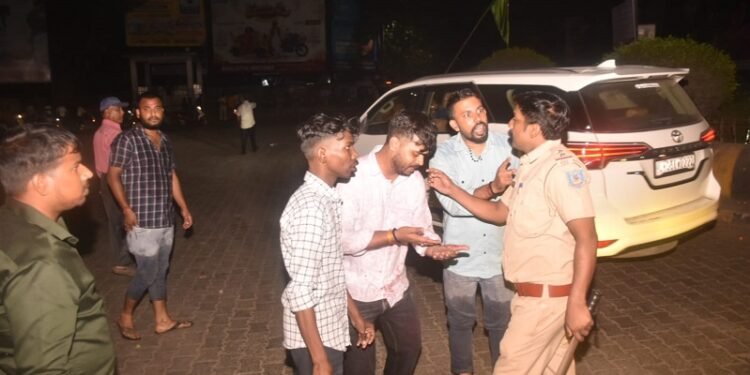Jamshedpur clash during visarjan : मानगो पुल पर विसर्जन जुलूस के दौरान बवाल, दो पूजा कमेटी के लोग आपस में भिड़े, पुलिस ने भांजी लाठियां Jamshedpur clash during visarjan : मानगो पुल पर विसर्जन जुलूस के दौरान बवाल, दो पूजा कमेटी के लोग आपस में भिड़े, पुलिस ने भांजी लाठियां