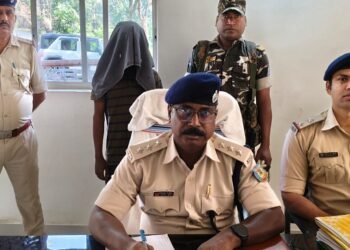 West singhbhum police action : पश्चिमी सिंहभूम पुलिस की कार्रवाई, लूटपाट और चोरी के मामलों में एक गिरफ्तार West singhbhum police action : पश्चिमी सिंहभूम पुलिस की कार्रवाई, लूटपाट और चोरी के मामलों में एक गिरफ्तार