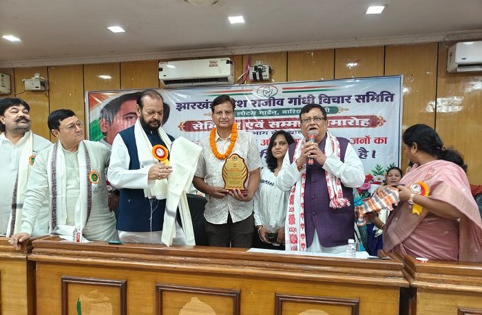 Jharkhand palamu late businessman honoured : पलामू के प्रसिद्ध व्यवसायी स्वर्गीय छट्ठू लाल उदयपुरी सम्मानित, पुत्री ने ग्रहण किया सम्मान Jharkhand palamu late businessman honoured : पलामू के प्रसिद्ध व्यवसायी स्वर्गीय छट्ठू लाल उदयपुरी सम्मानित, पुत्री ने ग्रहण किया सम्मान