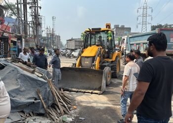 Jamshedpur administration action : जमशेदपुर में एनएच पर अतिक्रमण एवं अवैध पार्किंग के विरुद्ध अभियान, 23 वाहन चालकों से 1 लाख रुपये से ज्यादा का वसूला गया जुर्माना Jamshedpur administration action : जमशेदपुर में एनएच पर अतिक्रमण एवं अवैध पार्किंग के विरुद्ध अभियान, 23 वाहन चालकों से 1 लाख रुपये से ज्यादा का वसूला गया जुर्माना