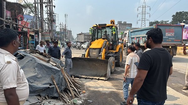 Jamshedpur administration action : जमशेदपुर में एनएच पर अतिक्रमण एवं अवैध पार्किंग के विरुद्ध अभियान, 23 वाहन चालकों से 1 लाख रुपये से ज्यादा का वसूला गया जुर्माना Jamshedpur administration action : जमशेदपुर में एनएच पर अतिक्रमण एवं अवैध पार्किंग के विरुद्ध अभियान, 23 वाहन चालकों से 1 लाख रुपये से ज्यादा का वसूला गया जुर्माना