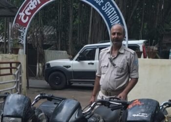Jamshedpur police action : टेल्को में चोरी की तीन बाइक से तीन किशोर पकड़ाये, मोबाइल बरामद Jamshedpur police action : टेल्को में चोरी की तीन बाइक से तीन किशोर पकड़ाये, मोबाइल बरामद