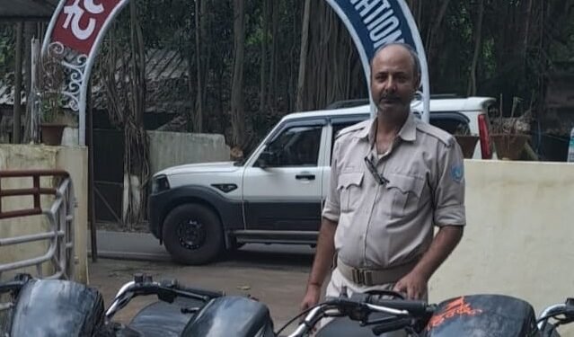 Jamshedpur police action : टेल्को में चोरी की तीन बाइक से तीन किशोर पकड़ाये, मोबाइल बरामद Jamshedpur police action : टेल्को में चोरी की तीन बाइक से तीन किशोर पकड़ाये, मोबाइल बरामद