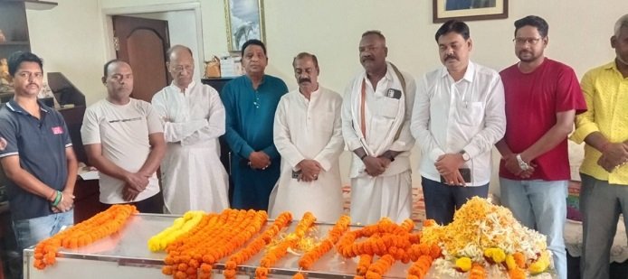 Jamshedpur sad news : झामुमो नेता मोहन कर्मकार की पत्नी माया कर्मकार पंचतत्व में विलीन, अंत्येष्ठी और अंतिम यात्रा में हर दल, समुदाय और समाज के लोगों ने हिस्सा लेकर दी श्रद्धांजलि Jamshedpur sad news : झामुमो नेता मोहन कर्मकार की पत्नी माया कर्मकार पंचतत्व में विलीन, अंत्येष्ठी और अंतिम यात्रा में हर दल, समुदाय और समाज के लोगों ने हिस्सा लेकर दी श्रद्धांजलि