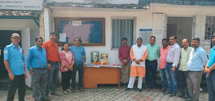 Tata steel uisl union : टाटा स्टील यूटिलिटीज एंड सर्विसेज श्रमिक यूनियन में महात्मा गांधी और लाल बहादुर शास्त्री की मनायी गयी जयंती, दोनों महापुरुषों को किया गया याद Tata steel uisl union : टाटा स्टील यूटिलिटीज एंड सर्विसेज श्रमिक यूनियन में महात्मा गांधी और लाल बहादुर शास्त्री की मनायी गयी जयंती, दोनों महापुरुषों को किया गया याद