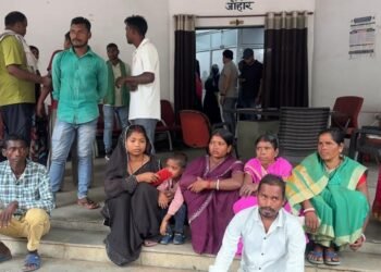 Jamshedpur villagers hungama : कदमा चेन छिनतई मामले में बोड़ाम के दो युवकों को थाने बुलाने पर हंगामा, थाना पहुंचे ग्रामीण, देखिए – video