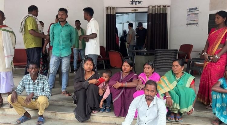 Jamshedpur villagers hungama : कदमा चेन छिनतई मामले में बोड़ाम के दो युवकों को थाने बुलाने पर हंगामा, थाना पहुंचे ग्रामीण, देखिए – video Jamshedpur villagers hungama : कदमा चेन छिनतई मामले में बोड़ाम के दो युवकों को थाने बुलाने पर हंगामा, थाना पहुंचे ग्रामीण, देखिए – video