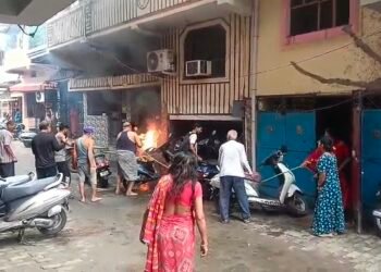 Jamshedpur fire : गोलमुरी में इलेक्ट्रिक स्कूटी में लगी आग, अफरा-तफरी  का माहौल