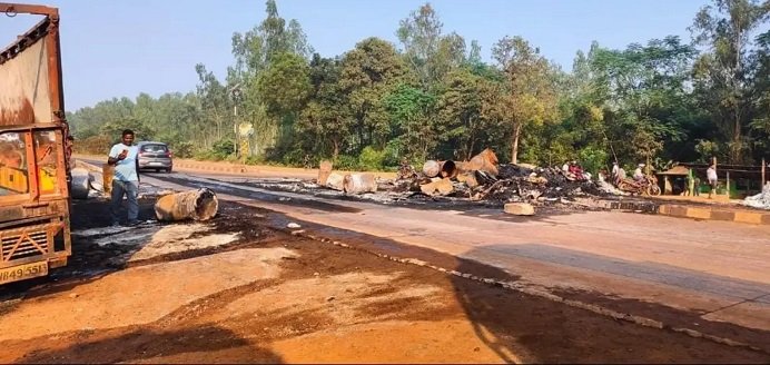 Nh incident : एनएच पर केमिकल से भरा टैंकर पलटा, कई गाड़ियां खाक Nh incident : एनएच पर केमिकल से भरा टैंकर पलटा, कई गाड़ियां खाक