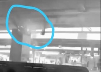 Tatanagar station fire : टाटानगर रेलवे स्टेशन के प्लेटफॉर्म नंबर-1 पर आग लगने से यात्रियों के बीच अफरा-तफरी Tatanagar station fire : टाटानगर रेलवे स्टेशन के प्लेटफॉर्म नंबर-1 पर आग लगने से यात्रियों के बीच अफरा-तफरी