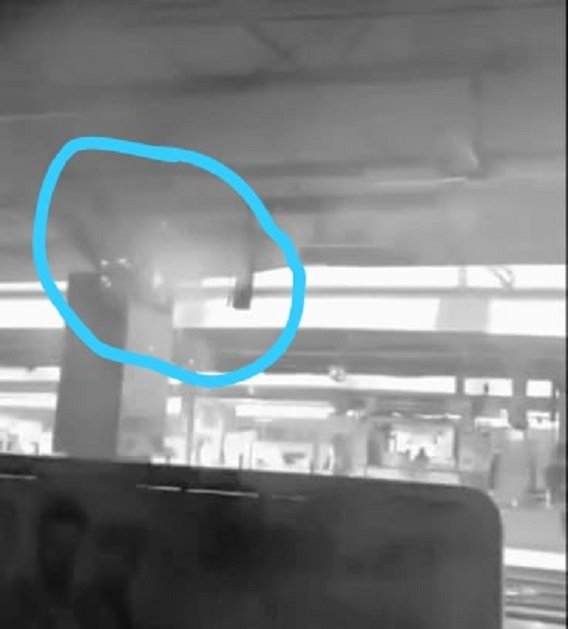 Tatanagar station fire : टाटानगर रेलवे स्टेशन के प्लेटफॉर्म नंबर-1 पर आग लगने से यात्रियों के बीच अफरा-तफरी Tatanagar station fire : टाटानगर रेलवे स्टेशन के प्लेटफॉर्म नंबर-1 पर आग लगने से यात्रियों के बीच अफरा-तफरी