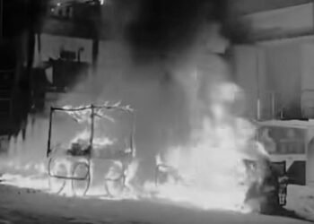 Jamshedpur fire : ओल्ड पुरुलिया रोड में देर रात ट्रांसफॉर्मर में लगी आग, दमकल कर्मियों ने कड़ी मशक्कत कर पाया काबू, देखिए – video Jamshedpur fire : ओल्ड पुरुलिया रोड में देर रात ट्रांसफॉर्मर में लगी आग, दमकल कर्मियों ने कड़ी मशक्कत कर पाया काबू, देखिए – video