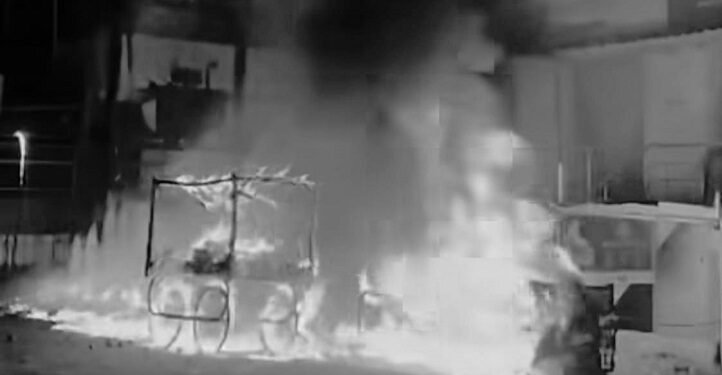Jamshedpur fire : ओल्ड पुरुलिया रोड में देर रात ट्रांसफॉर्मर में लगी आग, दमकल कर्मियों ने कड़ी मशक्कत कर पाया काबू, देखिए – video Jamshedpur fire : ओल्ड पुरुलिया रोड में देर रात ट्रांसफॉर्मर में लगी आग, दमकल कर्मियों ने कड़ी मशक्कत कर पाया काबू, देखिए – video