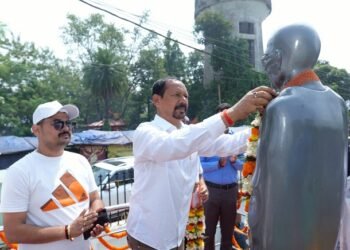 West singhbhum : गांधी जयंती पर चाईबासा में बापू की आदमकद प्रतिमा का अनावरण, मंत्री दीपक बिरुवा ने स्वच्छता को जनआंदोलन बनाने का किया आह्वान, दिलाई स्वच्छता की शपथ West singhbhum : गांधी जयंती पर चाईबासा में बापू की आदमकद प्रतिमा का अनावरण, मंत्री दीपक बिरुवा ने स्वच्छता को जनआंदोलन बनाने का किया आह्वान, दिलाई स्वच्छता की शपथ