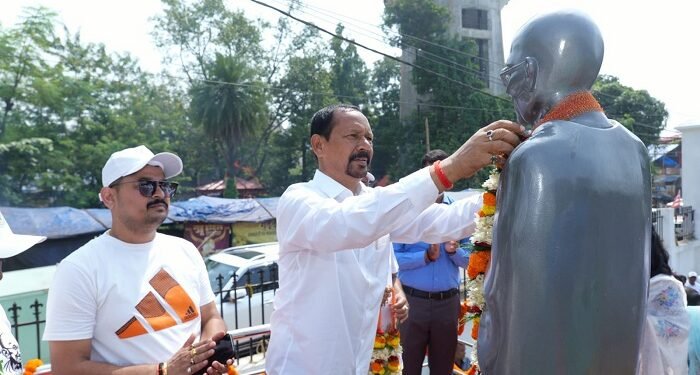West singhbhum : गांधी जयंती पर चाईबासा में बापू की आदमकद प्रतिमा का अनावरण, मंत्री दीपक बिरुवा ने स्वच्छता को जनआंदोलन बनाने का किया आह्वान, दिलाई स्वच्छता की शपथ West singhbhum : गांधी जयंती पर चाईबासा में बापू की आदमकद प्रतिमा का अनावरण, मंत्री दीपक बिरुवा ने स्वच्छता को जनआंदोलन बनाने का किया आह्वान, दिलाई स्वच्छता की शपथ