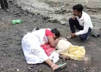 Jamshedpur nh-33 accident : एनएच 33 पर भारी वाहन की चपेट में आने से बुजुर्ग की मौत, आक्रोशित लोगों ने किया सड़क जाम, देखिए – video Jamshedpur nh-33 accident : एनएच 33 पर भारी वाहन की चपेट में आने से बुजुर्ग की मौत, आक्रोशित लोगों ने किया सड़क जाम, देखिए – video