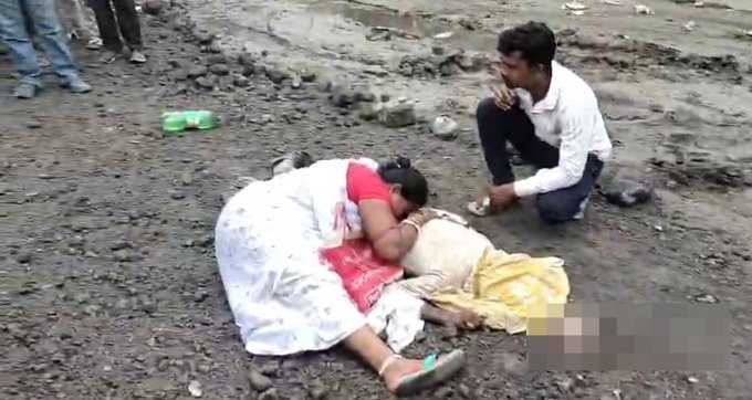 Jamshedpur nh-33 accident : एनएच 33 पर भारी वाहन की चपेट में आने से बुजुर्ग की मौत, आक्रोशित लोगों ने किया सड़क जाम, देखिए – video Jamshedpur nh-33 accident : एनएच 33 पर भारी वाहन की चपेट में आने से बुजुर्ग की मौत, आक्रोशित लोगों ने किया सड़क जाम, देखिए – video