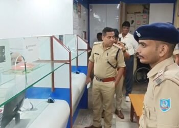 Jamshedpur bank inspection : परसुडीह में बैंक सुरक्षा को लेकर पुलिस अलर्ट, डीएसपी और थाना प्रभारी ने किया निरीक्षण