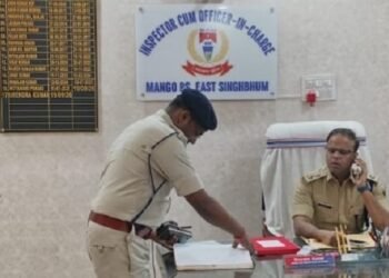 Jamshedpur ssp inspection: जमशेदपुर के एसएसपी ने मानगो थाने का किया औचक निरीक्षण, लंबित कांडों के अनुसंधान में तेजी लाने का दिया निर्देश Jamshedpur ssp inspection: जमशेदपुर के एसएसपी ने मानगो थाने का किया औचक निरीक्षण, लंबित कांडों के अनुसंधान में तेजी लाने का दिया निर्देश