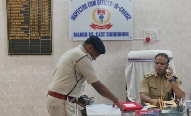 Jamshedpur ssp inspection: जमशेदपुर के एसएसपी ने मानगो थाने का किया औचक निरीक्षण, लंबित कांडों के अनुसंधान में तेजी लाने का दिया निर्देश Jamshedpur ssp inspection: जमशेदपुर के एसएसपी ने मानगो थाने का किया औचक निरीक्षण, लंबित कांडों के अनुसंधान में तेजी लाने का दिया निर्देश