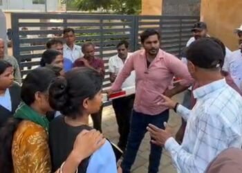 Jamshedpur birsanagar astha twin city hungama : बिरसानगर के आस्था ट्विन सिटी में कर्मचारियों का हंगामा, 3 महीने से वेतन नहीं मिलने का आरोप Jamshedpur birsanagar astha twin city hungama : बिरसानगर के आस्था ट्विन सिटी में कर्मचारियों का हंगामा, 3 महीने से वेतन नहीं मिलने का आरोप