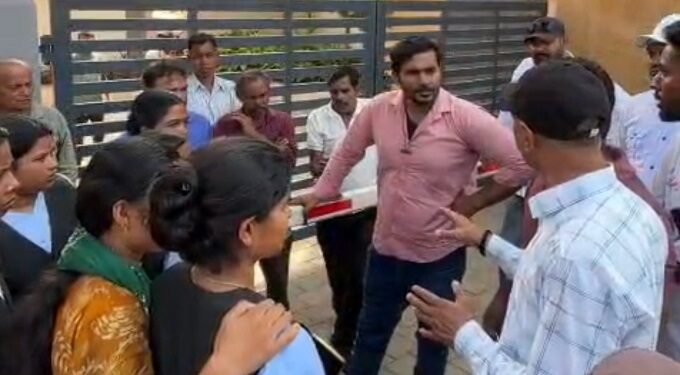 Jamshedpur birsanagar astha twin city hungama : बिरसानगर के आस्था ट्विन सिटी में कर्मचारियों का हंगामा, 3 महीने से वेतन नहीं मिलने का आरोप Jamshedpur birsanagar astha twin city hungama : बिरसानगर के आस्था ट्विन सिटी में कर्मचारियों का हंगामा, 3 महीने से वेतन नहीं मिलने का आरोप
