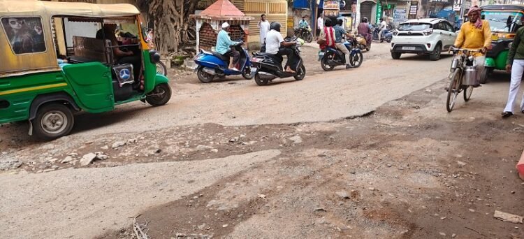 Jamshedpur mango road issue : मानगो के न्यू पुरुलिया रोड पर गड्ढों का जाल, बारिश ने बढ़ाई परेशानी, कभी भी हो सकता है बड़ा हादसा Jamshedpur mango road issue : मानगो के न्यू पुरुलिया रोड पर गड्ढों का जाल, बारिश ने बढ़ाई परेशानी, कभी भी हो सकता है बड़ा हादसा