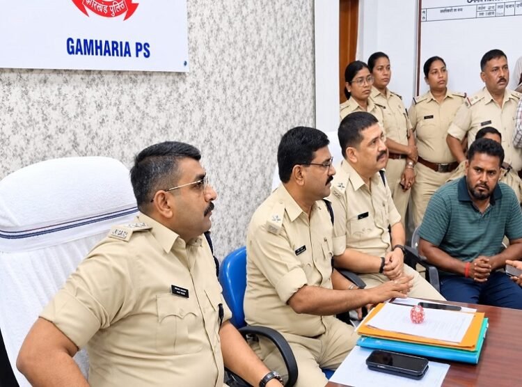 Saraikela police action : गम्हरिया थाने में महिला से दुष्कर्म के मामले में सिपाही गिरफ्तार, थाना प्रभारी समेत 4 पुलिसकर्मी सस्पेंड Saraikela police action : गम्हरिया थाने में महिला से दुष्कर्म के मामले में सिपाही गिरफ्तार, थाना प्रभारी समेत 4 पुलिसकर्मी सस्पेंड