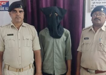 Jamshedpur police action : उलीडीह मोबाइल छिनतई मामले में नाबालिग समेत दो गिरफ्तार, मोबाइल व बाइक बरामद Jamshedpur police action : उलीडीह मोबाइल छिनतई मामले में नाबालिग समेत दो गिरफ्तार, मोबाइल व बाइक बरामद