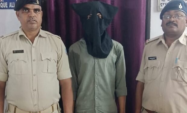 Jamshedpur police action : उलीडीह मोबाइल छिनतई मामले में नाबालिग समेत दो गिरफ्तार, मोबाइल व बाइक बरामद
