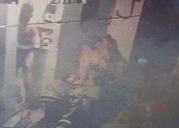 Adityapur theft : आदित्यपुर में चोरी करने निर्वस्त्र घुसा संदिग्ध, महिला के शोर मचाते ही मोबाइल लेकर भागा, देखिए – video Adityapur theft : आदित्यपुर में चोरी करने निर्वस्त्र घुसा संदिग्ध, महिला के शोर मचाते ही मोबाइल लेकर भागा, देखिए – video