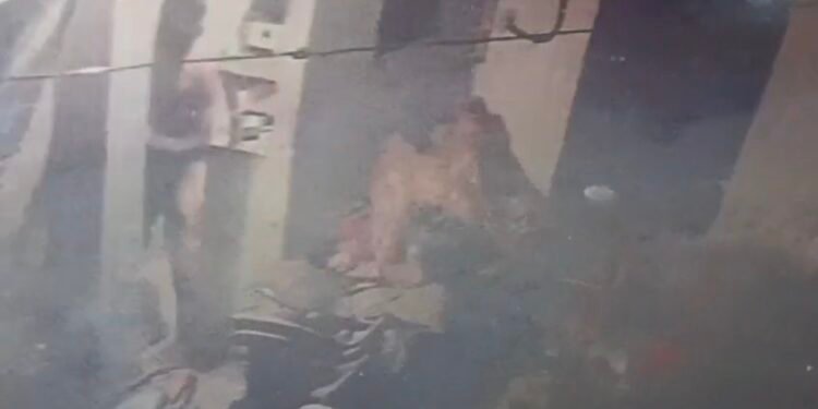 Adityapur theft : आदित्यपुर में चोरी करने निर्वस्त्र घुसा संदिग्ध, महिला के शोर मचाते ही मोबाइल लेकर भागा, देखिए – video Adityapur theft : आदित्यपुर में चोरी करने निर्वस्त्र घुसा संदिग्ध, महिला के शोर मचाते ही मोबाइल लेकर भागा, देखिए – video