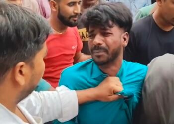 Jamshedpur crime : साकची सब्जी मंडी में पॉकेटमार पकड़ाया, लोगों ने जमकर की पिटाई, देखिए – video Jamshedpur crime : साकची सब्जी मंडी में पॉकेटमार पकड़ाया, लोगों ने जमकर की पिटाई, देखिए – video
