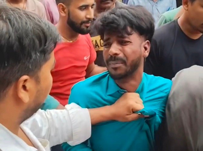 Jamshedpur crime : साकची सब्जी मंडी में पॉकेटमार पकड़ाया, लोगों ने जमकर की पिटाई, देखिए – video Jamshedpur crime : साकची सब्जी मंडी में पॉकेटमार पकड़ाया, लोगों ने जमकर की पिटाई, देखिए – video