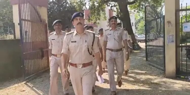 Adityapur police : आदित्यपुर में अपराध पर अंकुश लगाने के लिए पुलिस का विशेष अभियान, चौक-चौराहों पर सघन गश्त Adityapur police : आदित्यपुर में अपराध पर अंकुश लगाने के लिए पुलिस का विशेष अभियान, चौक-चौराहों पर सघन गश्त
