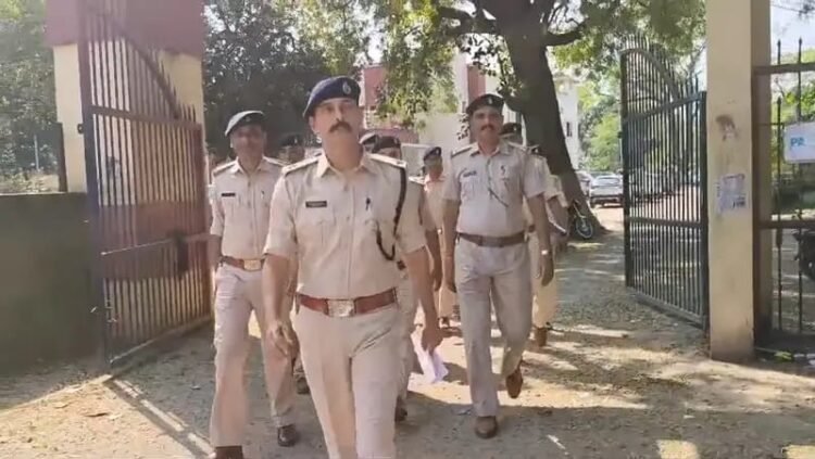 Adityapur police : आदित्यपुर में अपराध पर अंकुश लगाने के लिए पुलिस का विशेष अभियान, चौक-चौराहों पर सघन गश्त Adityapur police : आदित्यपुर में अपराध पर अंकुश लगाने के लिए पुलिस का विशेष अभियान, चौक-चौराहों पर सघन गश्त