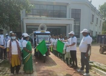 Jamshedpur rural : चाकुलिया नगर पंचायत के पदाधिकारियों ने स्वच्छता जागरूकता रथ किया रवाना, जनप्रतिनिधियों ने स्वच्छता अभियान चलाकर लोगों को किया जागरूक Jamshedpur rural : चाकुलिया नगर पंचायत के पदाधिकारियों ने स्वच्छता जागरूकता रथ किया रवाना, जनप्रतिनिधियों ने स्वच्छता अभियान चलाकर लोगों को किया जागरूक