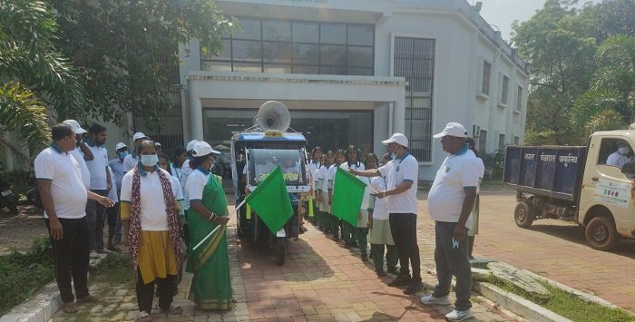 Jamshedpur rural : चाकुलिया नगर पंचायत के पदाधिकारियों ने स्वच्छता जागरूकता रथ किया रवाना, जनप्रतिनिधियों ने स्वच्छता अभियान चलाकर लोगों को किया जागरूक Jamshedpur rural : चाकुलिया नगर पंचायत के पदाधिकारियों ने स्वच्छता जागरूकता रथ किया रवाना, जनप्रतिनिधियों ने स्वच्छता अभियान चलाकर लोगों को किया जागरूक