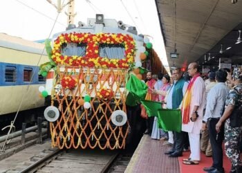Tatanagar jaipur new train : टाटानगर से जयपुर के खातीपुरा स्टेशन तक जाने वाली नयी ट्रेन की हुई शुरुआत, रेल मंत्री ने दिखाई हरी झंडी, सांसद, विधायक की मौजूदगी में ट्रेन को टाटानगर से किया रवाना, चांडिल, मुरी, रांची, समेत 29 स्टेशनों पर मिलेगा ठहराव, देखिये – video Tatanagar jaipur new train : टाटानगर से जयपुर के खातीपुरा स्टेशन तक जाने वाली नयी ट्रेन की हुई शुरुआत, रेल मंत्री ने दिखाई हरी झंडी, सांसद, विधायक की मौजूदगी में ट्रेन को टाटानगर से किया रवाना, चांडिल, मुरी, रांची, समेत 29 स्टेशनों पर मिलेगा ठहराव, देखिये – video