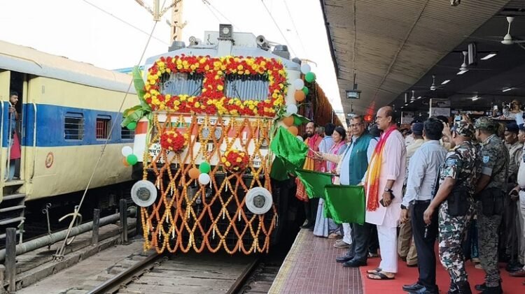 Tatanagar jaipur new train : टाटानगर से जयपुर के खातीपुरा स्टेशन तक जाने वाली नयी ट्रेन की हुई शुरुआत, रेल मंत्री ने दिखाई हरी झंडी, सांसद, विधायक की मौजूदगी में ट्रेन को टाटानगर से किया रवाना, चांडिल, मुरी, रांची, समेत 29 स्टेशनों पर मिलेगा ठहराव, देखिये – video Tatanagar jaipur new train : टाटानगर से जयपुर के खातीपुरा स्टेशन तक जाने वाली नयी ट्रेन की हुई शुरुआत, रेल मंत्री ने दिखाई हरी झंडी, सांसद, विधायक की मौजूदगी में ट्रेन को टाटानगर से किया रवाना, चांडिल, मुरी, रांची, समेत 29 स्टेशनों पर मिलेगा ठहराव, देखिये – video