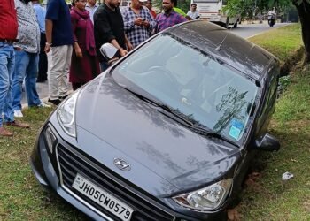 Jamshedpur incident : टेल्को में पार्किंग के दौरान नाली में घुसी कार, बाल-बाल बचे कार सवार लोग