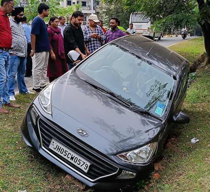 Jamshedpur incident : टेल्को में पार्किंग के दौरान नाली में घुसी कार, बाल-बाल बचे कार सवार लोग Jamshedpur incident : टेल्को में पार्किंग के दौरान नाली में घुसी कार, बाल-बाल बचे कार सवार लोग
